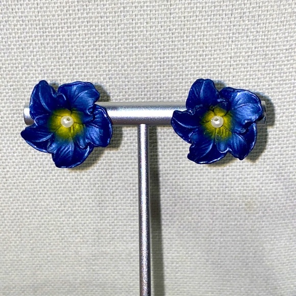 Source Unknown Jewelry - Blue Flower Earrings With A Hint Of Yellow And A White Bead Center.